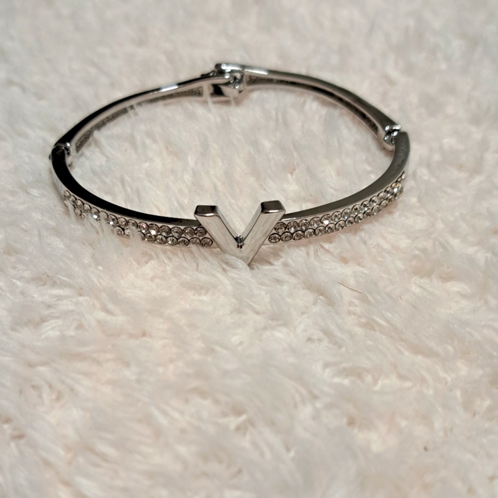 Silver V bracelet